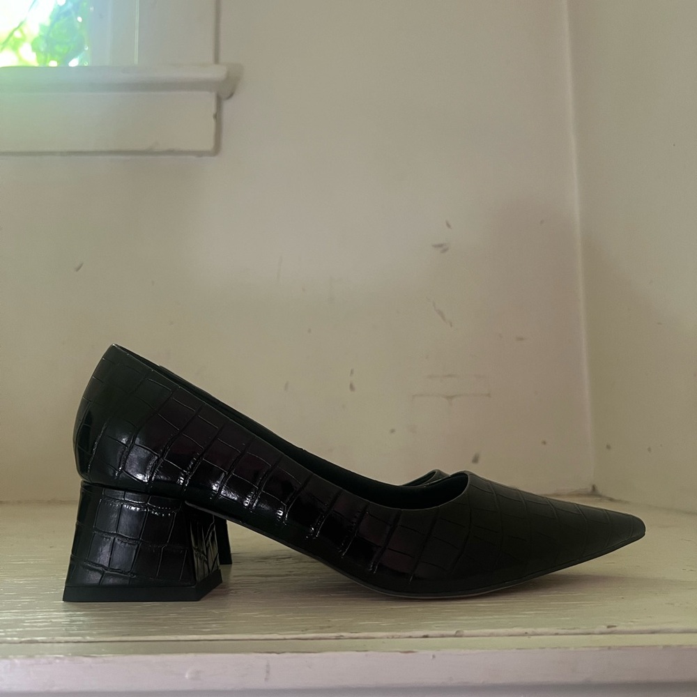 Elegant Black Croc-Embossed Block Heel Pumps